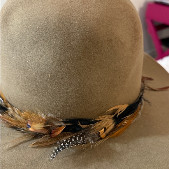 Beaver Tan cowboy hat with feathers from the boot store - Picture 4 of 8